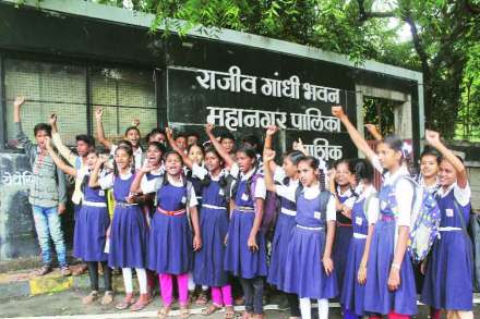 महापालिकेवर शाळा क्रमांक ८३ मधील विद्यार्थ्यांनी धडक दिली       (छाया- यतीश भानू)