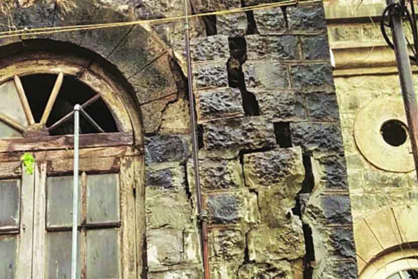 पालिकेच्या पुरातन इमारतीला तडा