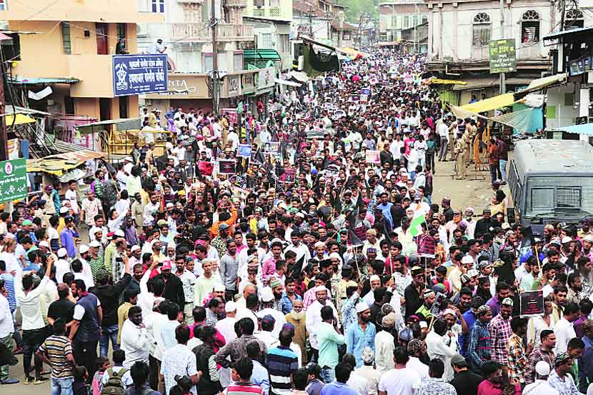 भद्रकाली परिसरातून निघालेल्या मोर्चात सहभागी मुस्लीम बांधव.