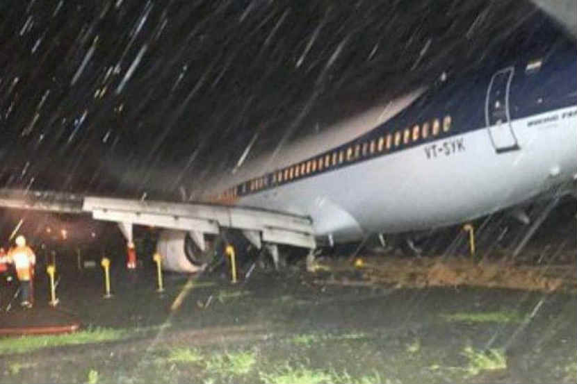 मुंबई: विमान अडकलं! मुख्य धावपट्टी बंद, ५४ विमाने वळवली, ५२ रद्द