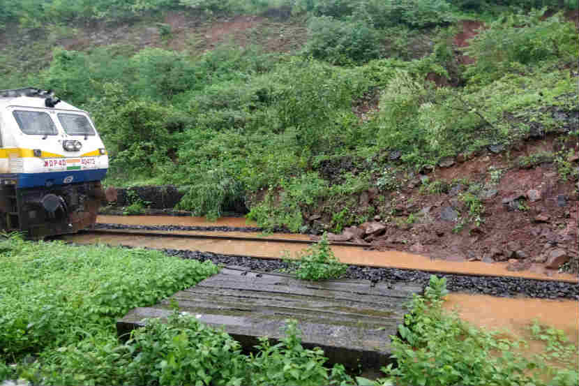 कोकण रेल्वेचा मार्ग सुरळीत, चालकाच्या प्रसंगावधानामुळे टळला मोठा अपघात