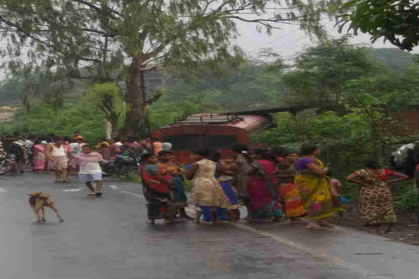 वाडा-पिवळी बसला अपघात, ५० विद्यार्थी जखमी