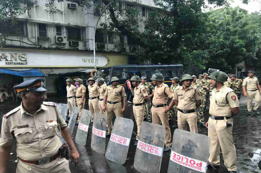 Video : हप्ता न दिल्यामुळे नवी मुंबईत पोलिसाची हॉटेल मालकाला मारहाण