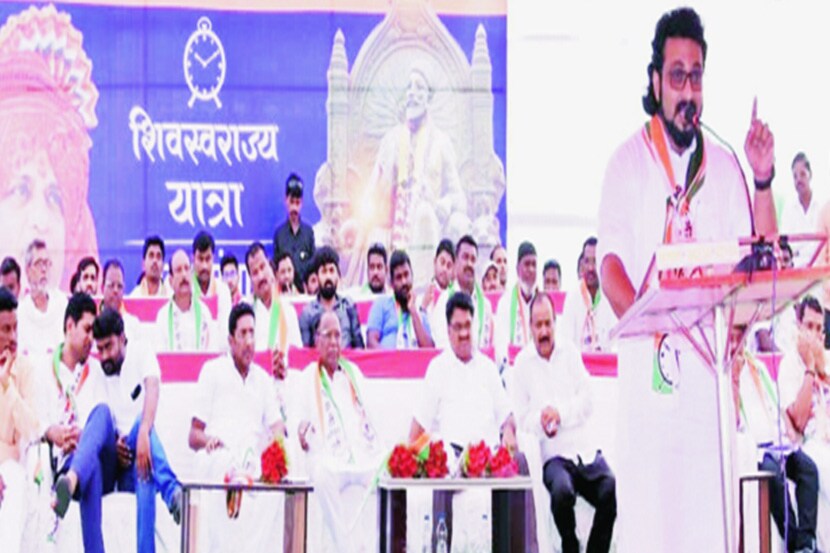 शिवस्वराज्य यात्रेनिमित्त परभणीतल्या शिवाजी महाविद्यालयात अभिनेता खासदार अमोल कोल्हे यांनी युवकांशी संवाद साधला. या वेळी आयोजक प्रताप देशमुख, स्वराजसिंह परिहार यांच्यासह राष्ट्रवादीचे पदाधिकारी व कार्यकत्रे उपस्थित होते.