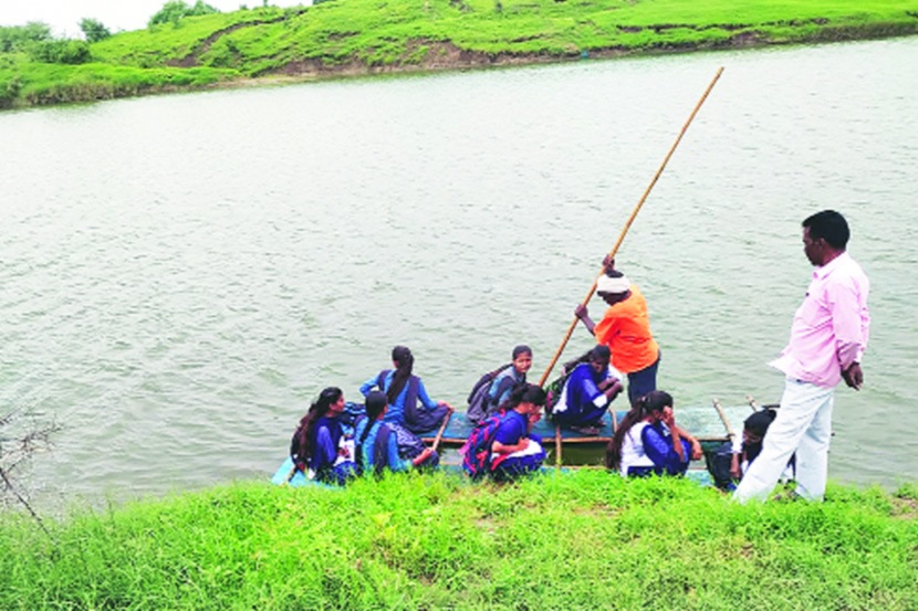 हिमायतनगर तालुक्यातील दिघीसह इतर गावच्या विद्यार्थ्यांना पैनगंगा नदीतून नौका वल्हवत जीवघेणा प्रवास करावा लागतो. (छायाचित्र: उत्कर्ष डिजिटल)