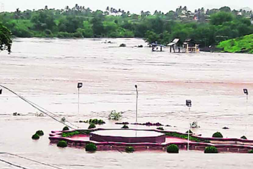कृष्णा-कोयना नद्यांना आलेल्या महापुरामुळे कराड येथील प्रीतिसंगम स्मारक पाण्याखाली गेले आहे.