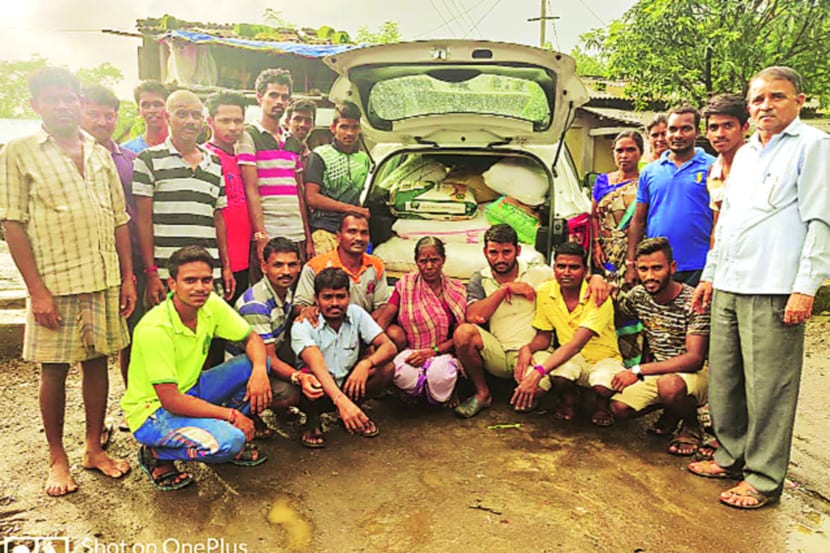 वीटभट्टीवरील मजुरांकडून मदत रवाना करण्यात आली.