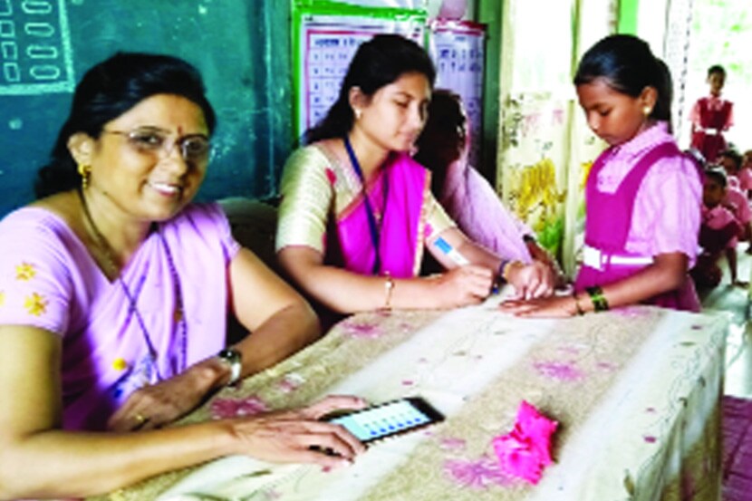 निवडणुकीत मतदान प्रक्रिया पार पाडताना शिक्षक