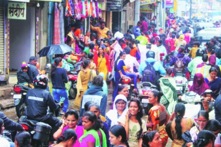 दहीपुलाकडे जाणाऱ्या रस्त्यावर महापुरात भिजलेला माल कमी किमतीत खरेदीसाठी महिलांनी गर्दी केल्याने झालेली कोंडी.   (छाया- यतीश भानू)