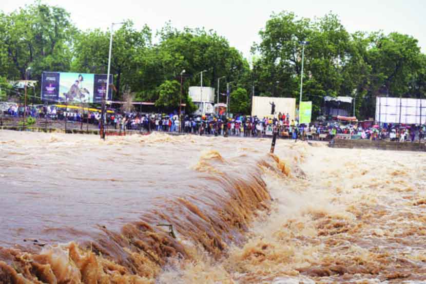 धुळे येथे पांझरा नदीला आलेल्या महापुरात शहरातील चारही पूल पाण्याखाली गेले     (छाया- विजय चौधरी)