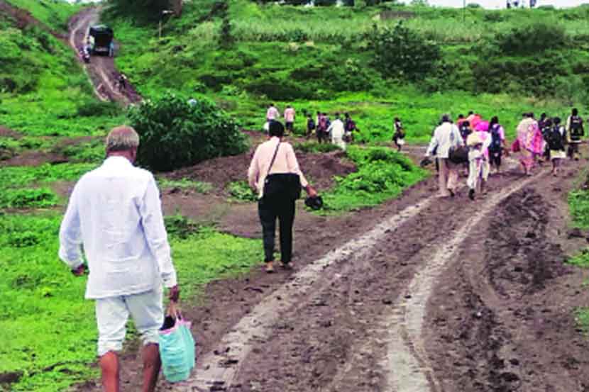 ना रस्ता, ना पूल.. ग्रामस्थांसह विद्यार्थ्यांचा चिखलातून प्रवास