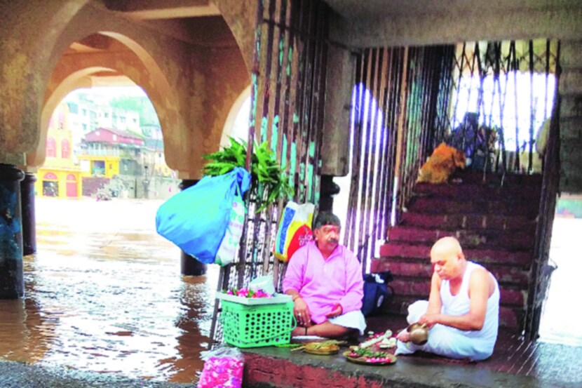 रामकुंड परिसरातील वस्त्रांतर गृहाच्या इमारतीच्या पायऱ्यावर असे पूजाविधी करावे लागत आहे.