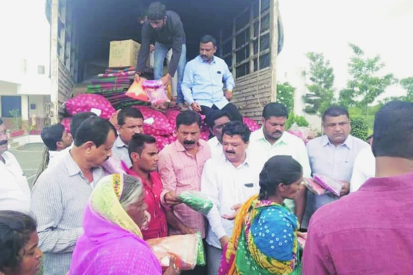 दुष्काळग्रस्त जनतेकडून महापुराचा सार्वाधिक तडाखा बसलेल्या शिरोळ तालुक्यात सुरू असलेले जीवनावश्यक वस्तूंचे वाटप.