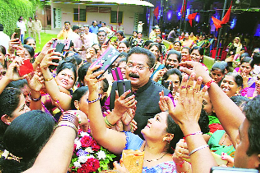 शिवसेनेच्या ‘माऊली संवाद’ कार्यक्रमाप्रसंगी आदेश बांदेकर यांच्याबरोबर सेल्फी काढण्यासाठी महिलांनी एकच गर्दी केली (छाया- यतीश भानू)