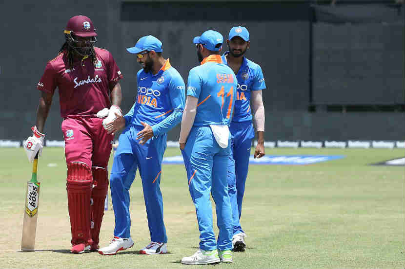 Ind vs WI : पावसाने सामना थांबवला, विराटने गेलसोबत मैदानातच ठेका धरला