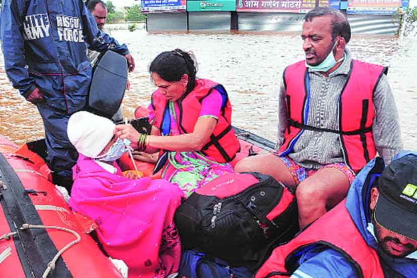 कोल्हापूर जिल्ह्यत मदतकार्य सुरू असतानाच बोटीमध्येच रुग्णांची तपासणी करून उपचार केले जात आहेत.