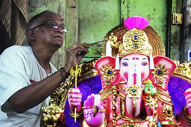 बालपणापासूनच वडिलांचे काम पाहिल्यामुळे प्रदीप यांना मूर्तीकलेचे ज्ञान मिळाले.