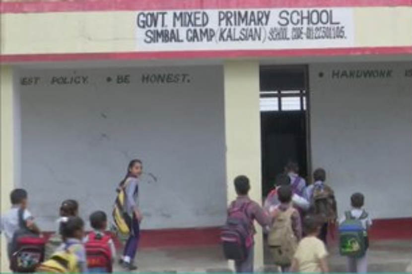 राजौरी : चौदा दिवसांच्या बंद नंतर काश्मीरमधील प्राथमिक शाळा आजपासून पुन्हा सुरु झाल्या आहेत.