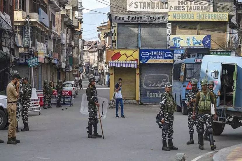 श्रीनगरमधल्या अनेक भागांमध्ये जवानांवर दगडफेक, पुन्हा निर्बंध लागू