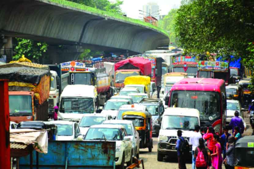 अवजड वाहनांच्या बेशिस्तीमुळे कोंडी