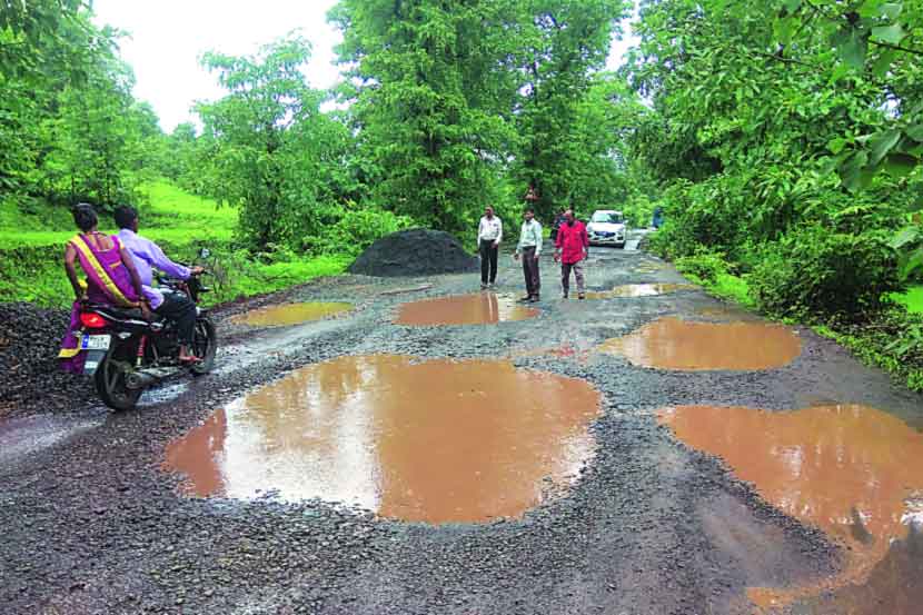 राज्यमार्गावर खड्डय़ांचे तळे