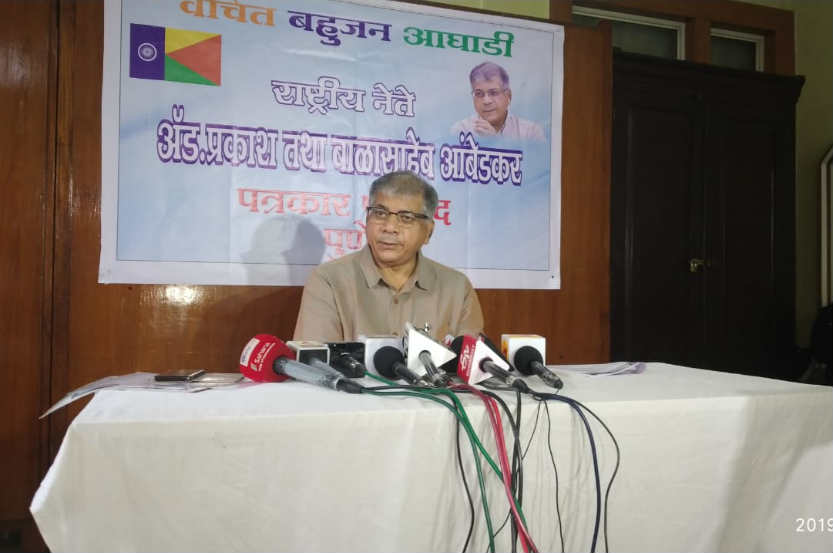 ब्लॅकमेलिंग होत असल्याने आघाडीतील नेते भाजपात : प्रकाश आंबेडकर