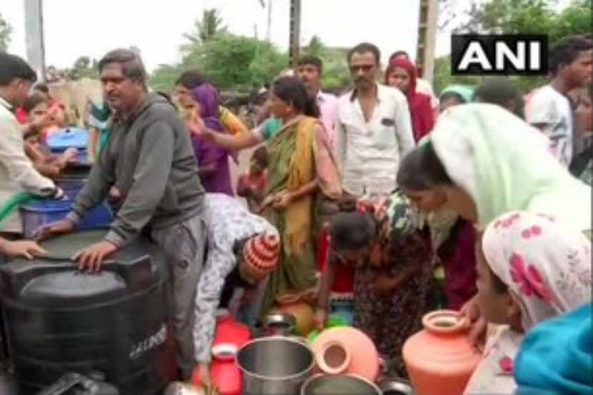 म्हैसाळ : सांगली जिल्ह्यात पूरस्थितीच्या पार्श्वभूमीवर पिण्याच्या पाण्याची तीव्र टंचाई निर्माण झाली आहे.