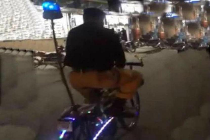 पाकिस्तानी पोलीस सायकलवरून घालतोय गस्त; व्हिडीओ व्हायरल