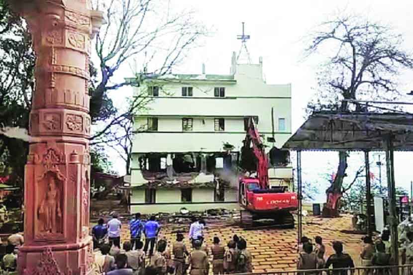 गुरुवारी दुपारनंतर वनविभागाने कारवाईला सुरुवात केल्याच्या निषेधार्थ भाविकांनी रास्तारोको केला.