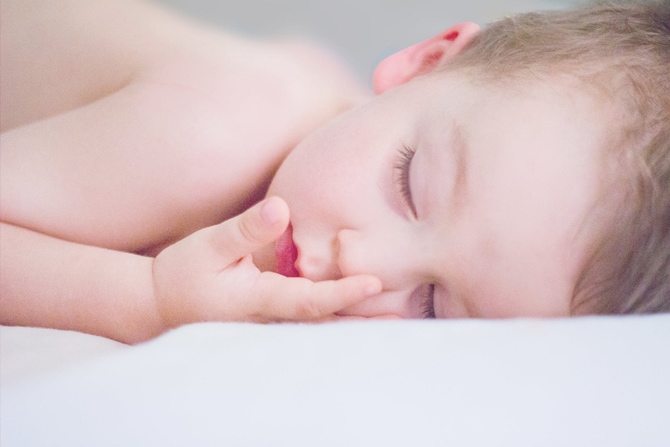 लहान बाळ झोपेत असताना खाली पडल्यावर प्रथम करा ‘ही’ गोष्ट