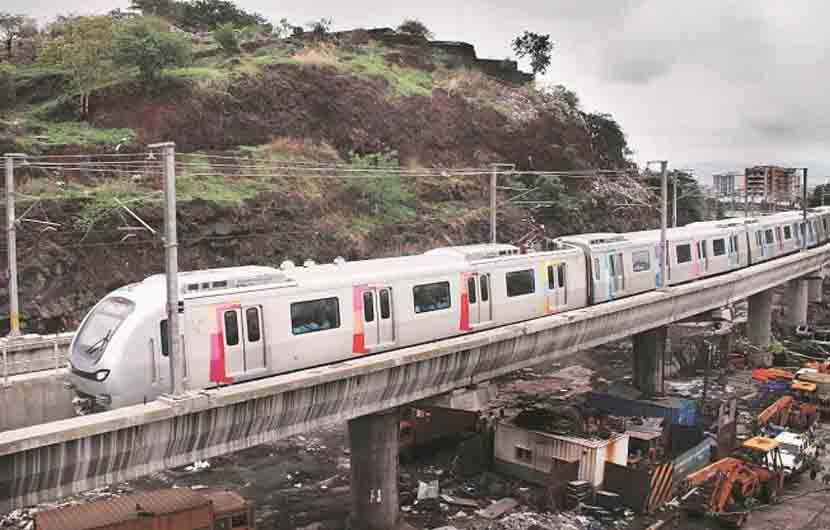 मुंबईतील बहुचर्चित आरे मेट्रो कारशेडसाठी आरे कॉलनीमधील झाडं कापणे किंवा पुनर्रोपित करणे या निर्णया विरोधात शनिवार आणि रविवारी मुंबईकरांनी आरेमध्ये मानवी साखळी करुन निषेध व्यक्त केला.