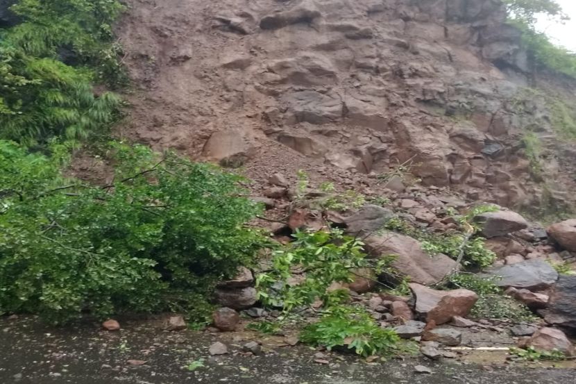 आंबा घाटात दरड कोसळल्याने रत्नागिरी-कोल्हापूर वाहतूक विस्कळीत