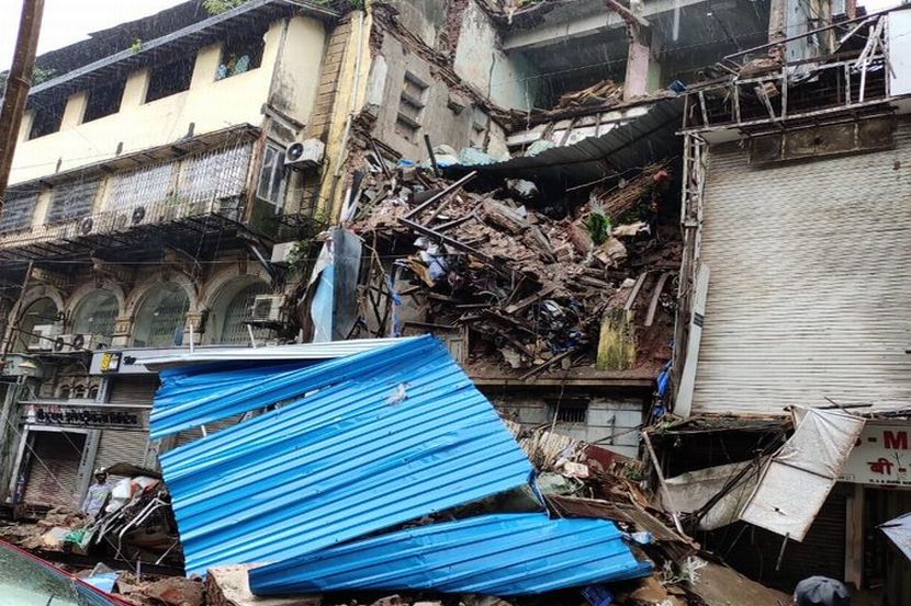 मुंबईत चार मजली इमारतीचा भाग कोसळला, अग्निशमन दलाच्या सात गाड्या घटनास्थळी