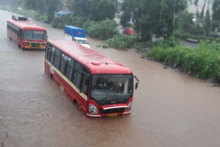 पाणी साचल्याने सायन-पनवेल मार्गावरील वाहतुकीवर परिणाम झाला आहे. (फोटो सौजन्य : नरेंद्र वासकर)