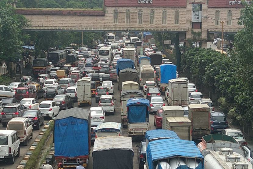 पोलीस आणि राष्ट्रवादीच्या कार्यकर्त्यांमुळे सर्वसामान्यांची कोंडी; ठाणे, वाशी टोलनाक्यावर वाहनांच्या रांगा