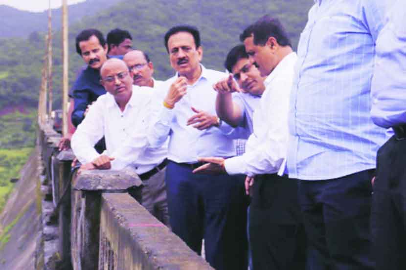 जलसंपदामंत्री गिरीश महाजन यांनी टेमघर धरणाची पाहणी करून दुरुस्तीच्या कामाचा आढावा घेतला.
