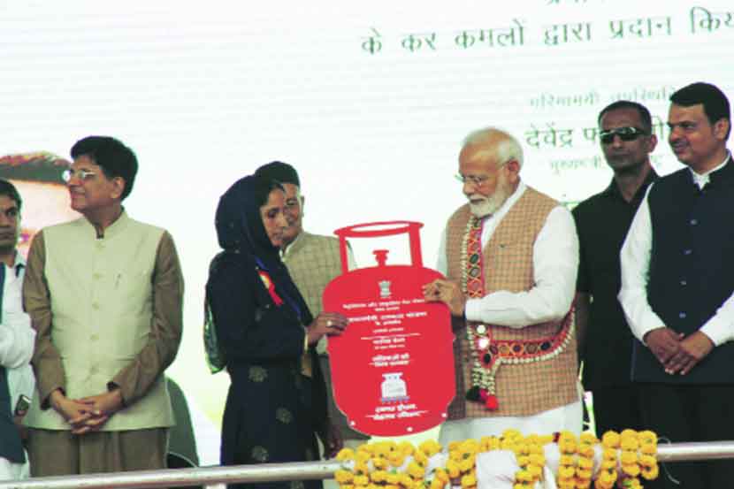 औरंगाबादेत महिला बचत गटाच्या मेळाव्यात पंतप्रधान नरेंद्र मोदी यांच्या हस्ते महिलांना गॅस जोडणी देण्यात आली.