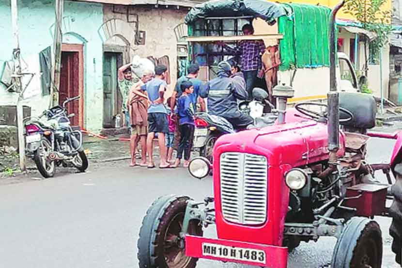 अतिवृष्टीमुळे पंचागंगा नदीची पातळी इशारा पातळीवरून वाहू लागल्याने खबरदारी म्हणून जिल्हा प्रशासनाकडून चिखली, आंबेवाडी ग्रामस्थांचे  स्थलांतर सुरु केले आहे.