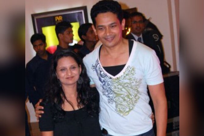 atul kulkarni with wife