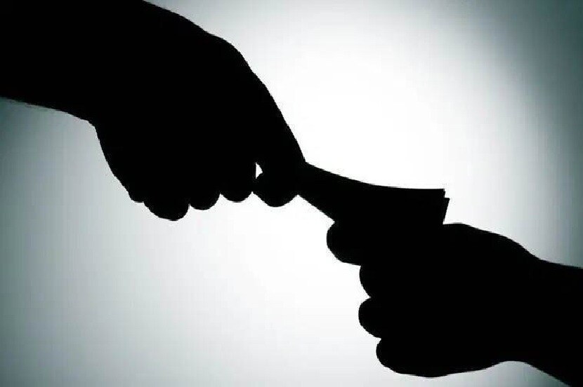 आदर्शाला कलंक : शेतकऱ्याकडून लाखाची लाच घेताना तहसीलदार सावंत यांना अटक