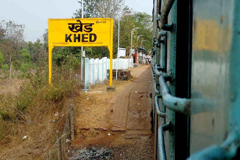 खेड रेल्वे स्थानकात प्रवाशांचा संतापाचा उद्रेक; गाडीची तोडफोड