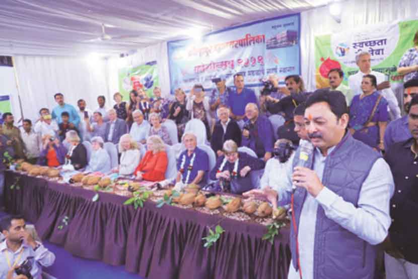 पोलंडच्या नागरिकांनी कोल्हापूर  शहरातील गणेशोत्सव विसर्जन सोहळ्याचा आनंद घेतला.