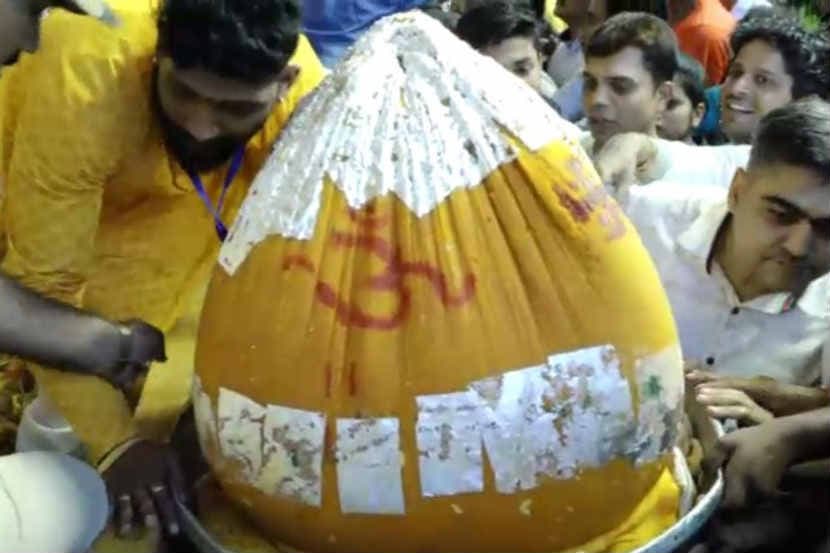 पुणे : एका भाविकाने दगडूशेठ हलवाई गणपतीला तब्बल १७५ किलोचा मोतीचूर बुंदीचा लाडूचा प्रसाद अर्पण केला.