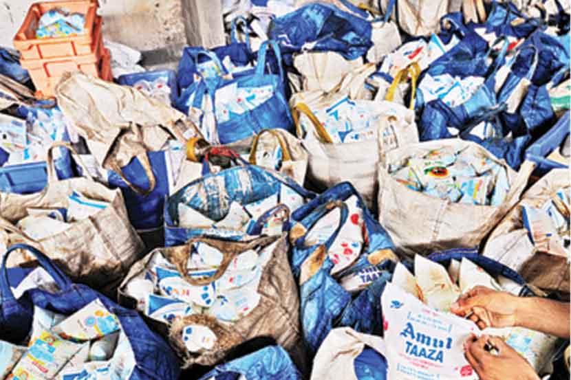 ‘दुधाच्या एक कोटी प्लास्टिक पिशव्यांचा कचरा थांबवणे शक्य’