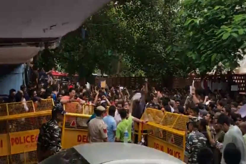 आंदोलकर्ते विद्यार्थी
