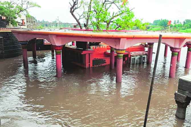 कृष्णा नदीला आलेल्या महापुराने नृसिंहवाडी येथील दत्त मंदिरात यंदा चौथ्यांदा दक्षिणद्वार सोहळा संपन्न झाला.