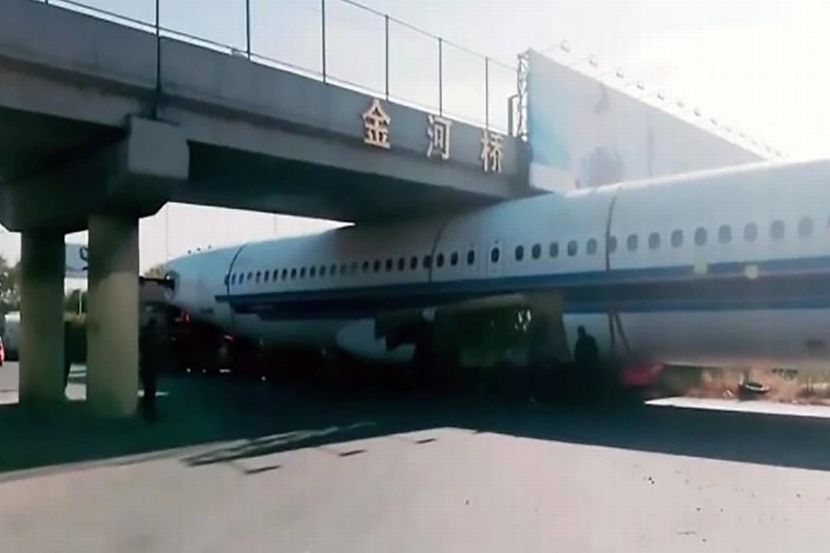 अजब! चीनमध्ये पुलाखाली अडकलं विमान, व्हिडीओ पाहून तुम्हीही व्हाल चकीत