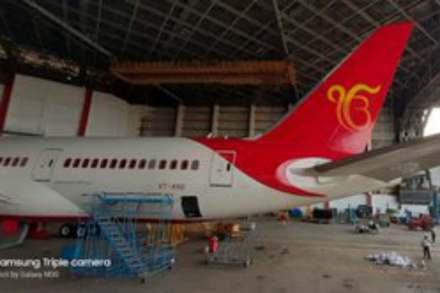 मुंबई : गुरु नानक यांच्या ५५०व्या जयंतीनिमित्त एअर इंडियाने आपल्या एका विमानावर 'इक ओंकार' हे चिन्ह तयार करुन घेतले आहे. 