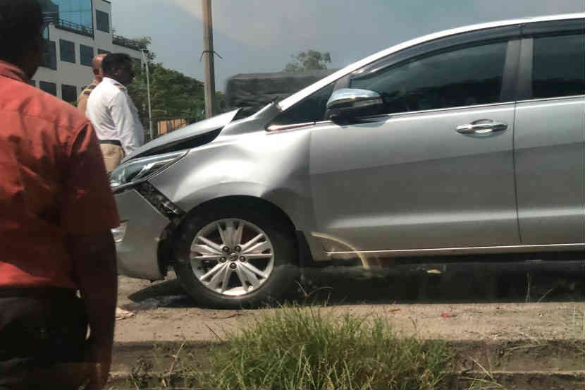 राज ठाकरेंच्या पत्नी शर्मिला ठाकरे यांच्या कारला अपघात