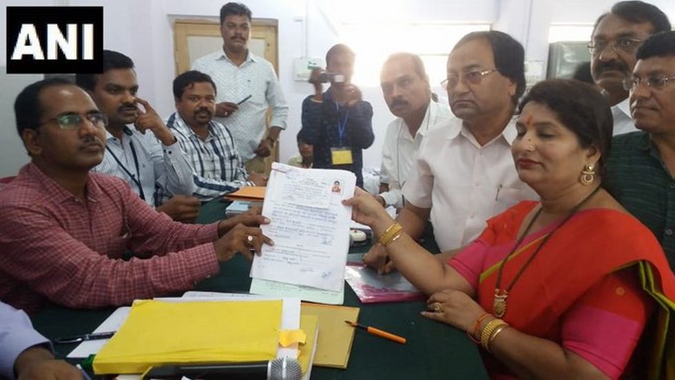 यादीची वाट बघून थकलेल्या चंद्रशेखर बावनकुळे यांच्या पत्नीने भरला अर्ज